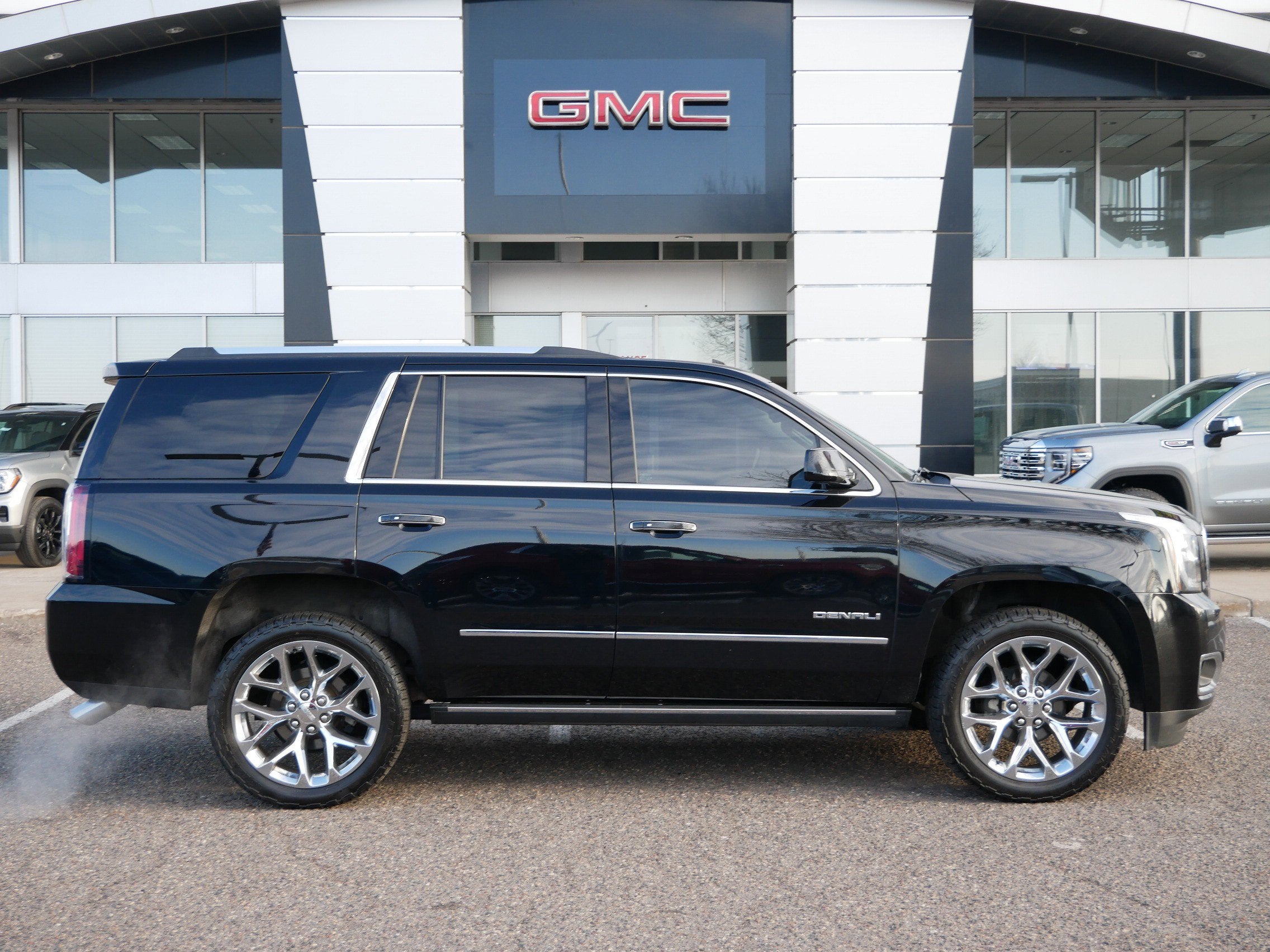Used 2019 GMC Yukon Denali with VIN 1GKS2CKJ6KR341643 for sale in Minneapolis, Minnesota