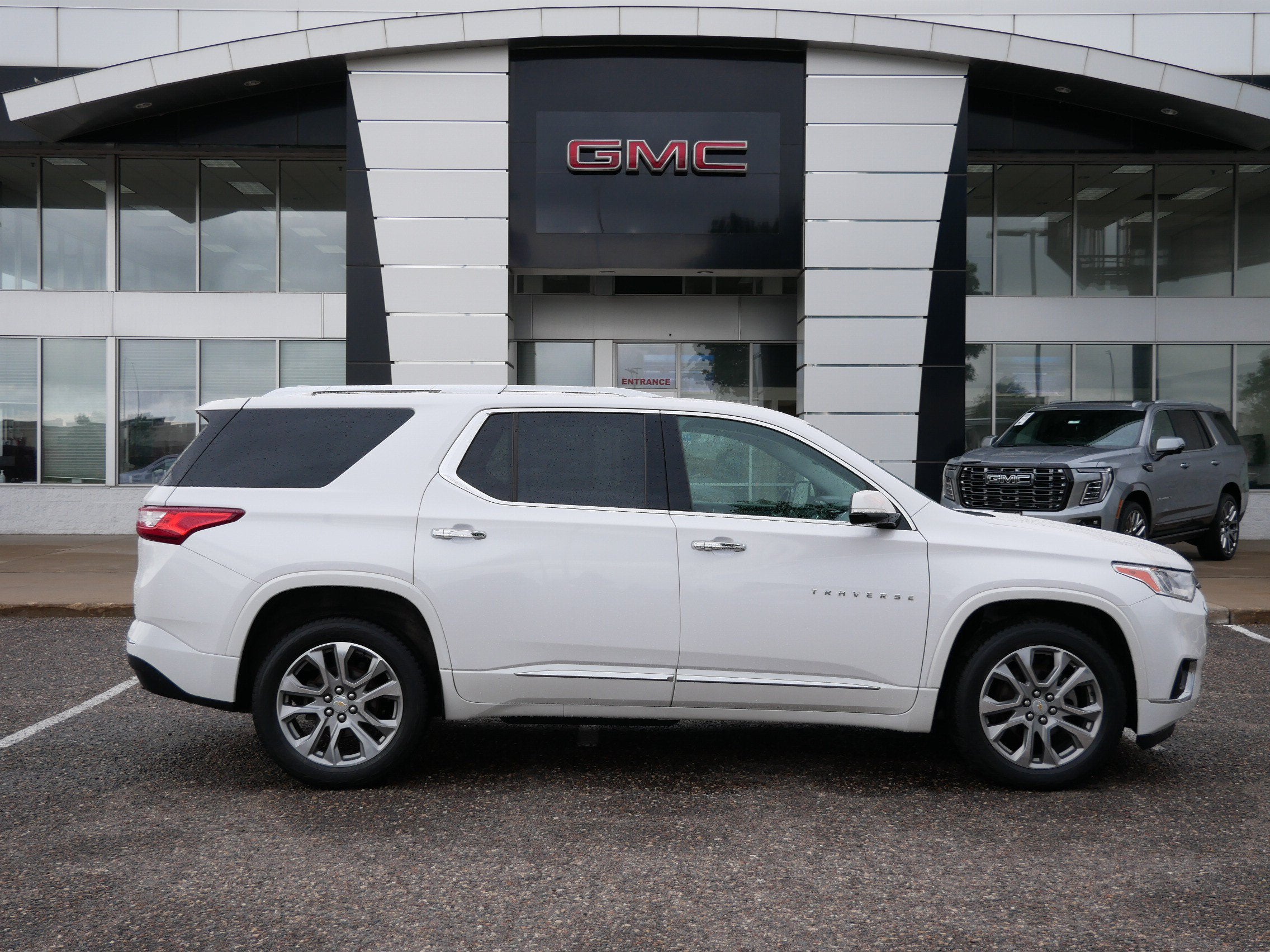 Used 2019 Chevrolet Traverse Premier with VIN 1GNEVKKW4KJ120067 for sale in Minneapolis, Minnesota