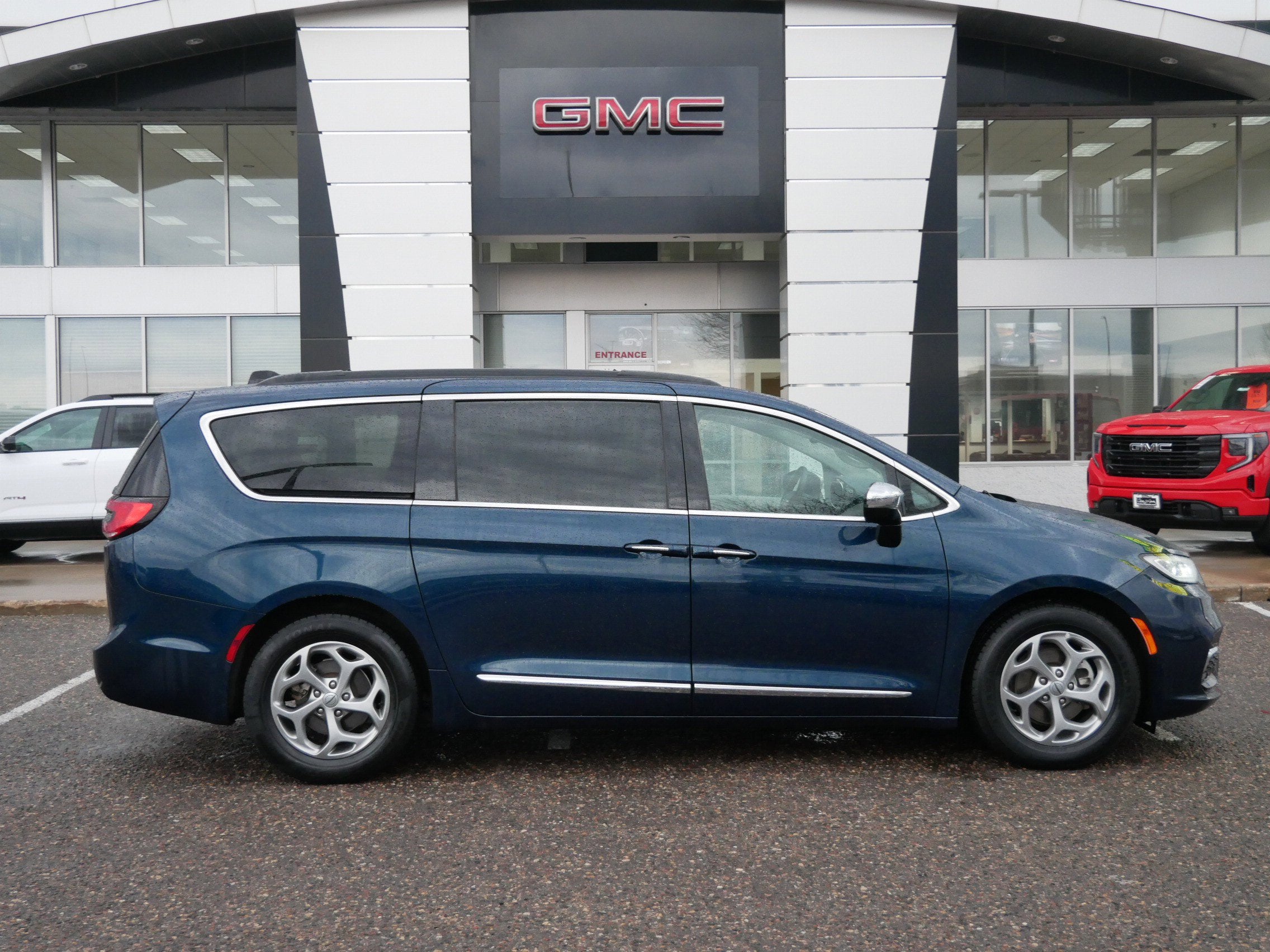 Used 2023 Chrysler Pacifica Limited with VIN 2C4RC1GG9PR586866 for sale in Minneapolis, Minnesota