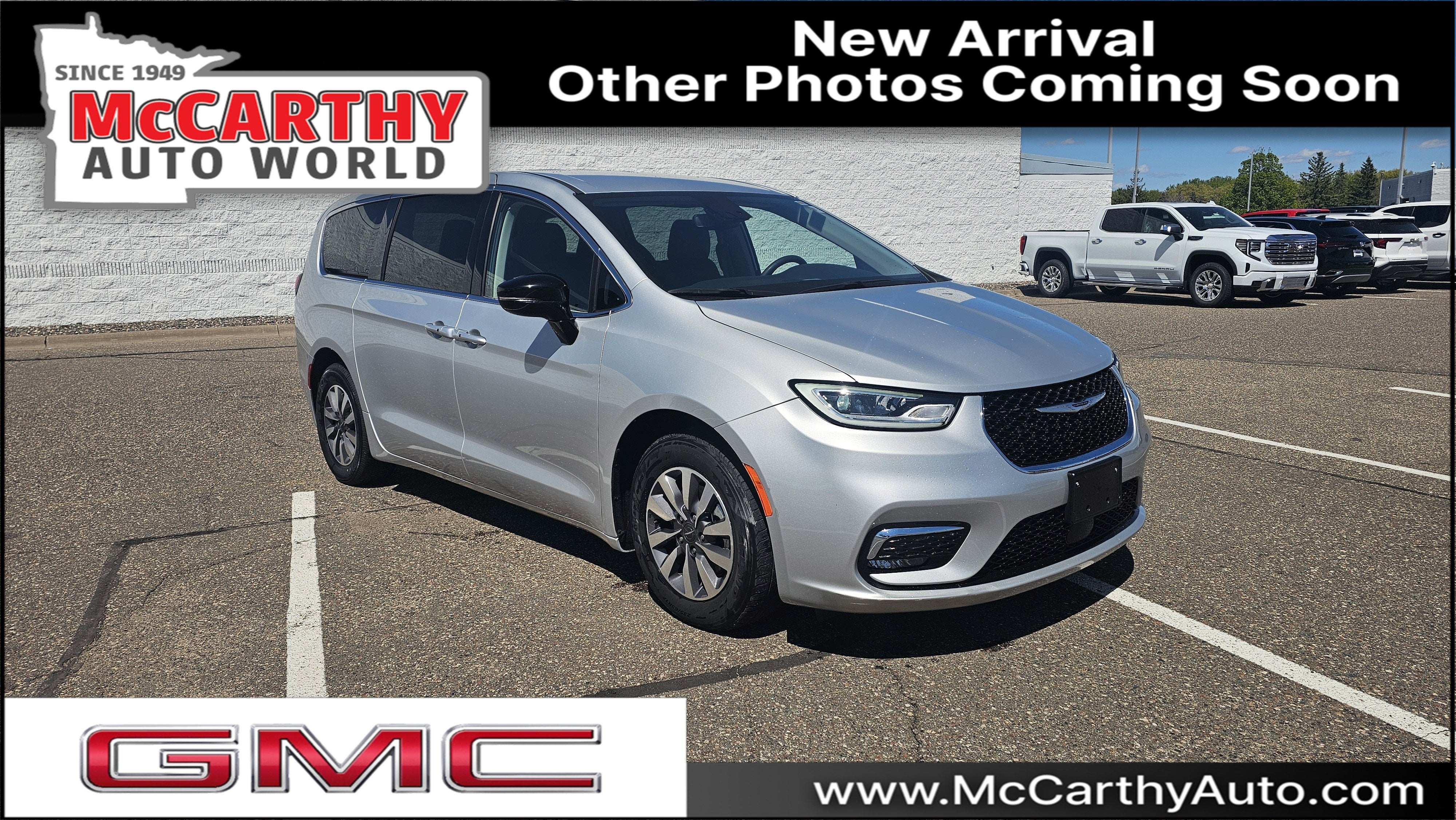2024 Chrysler Pacifica Hybrid Select PHEV's photo