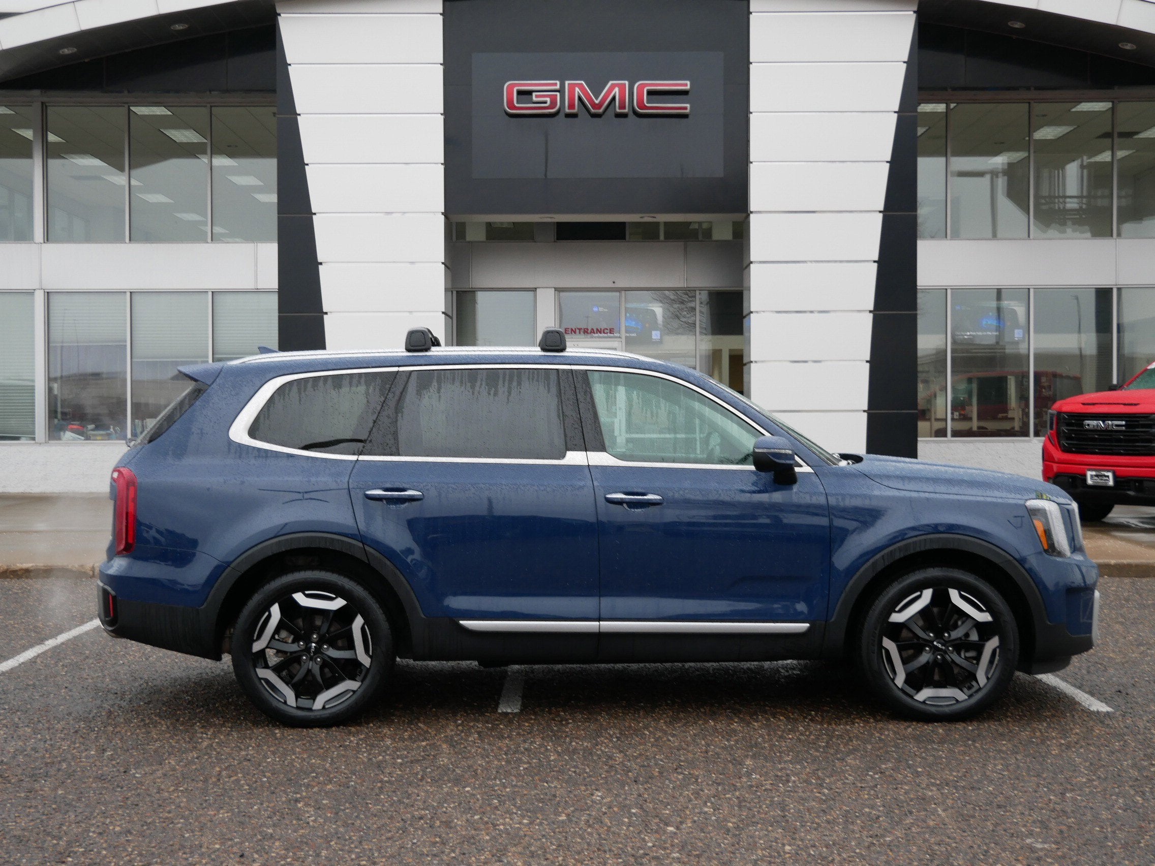 Used 2025 Kia Telluride S with VIN 5XYP6DGC1SG585513 for sale in Minneapolis, Minnesota